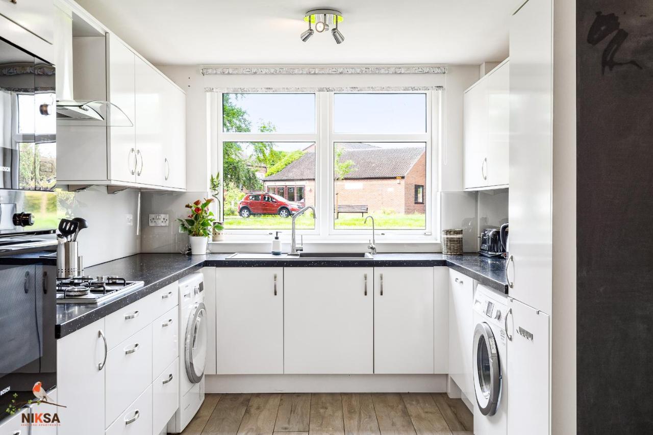 Niksa Serviced Accommodation - 3 Bedroom House Welwyn Garden City Eksteriør billede